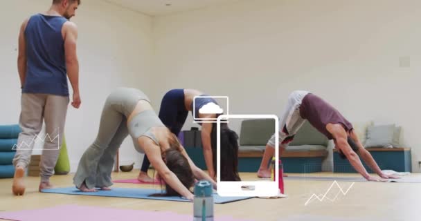 Medya Simgelerinin Animasyonu Çeşitli Erkek Eğitmenlerin Kadın Yoga Sınıfının Verilerinin — Stok video