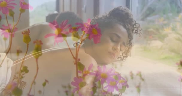 Animation Von Rosafarbenen Blumen Garten Über Einer Frau Die Auf — Stockvideo