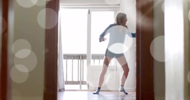 在快乐的高加索少女在家里跳舞时 灯光点缀在她身上 业余时间 娱乐和生活方式 数码录像 — 图库视频影像