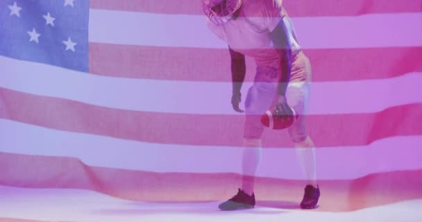 非洲裔美式足球运动员跪在球和美国国旗的动画 美国的爱国主义 体育和竞争概念数码视频 — 图库视频影像