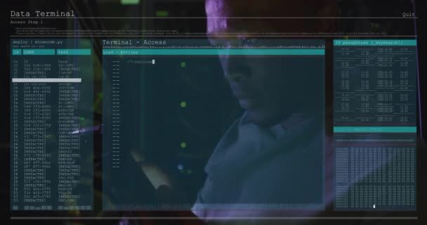 サーバー室で働くアフリカ系アメリカ人男性のデータ処理のアニメーション グローバルテクノロジーとデジタルインターフェースのコンセプトデジタル生成ビデオ — ストック動画