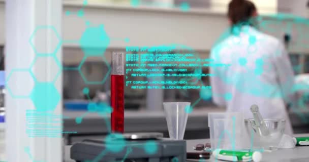 在实验室里对不同的科学家进行科学数据处理的动画 全球科学 计算和数据处理概念 — 图库视频影像
