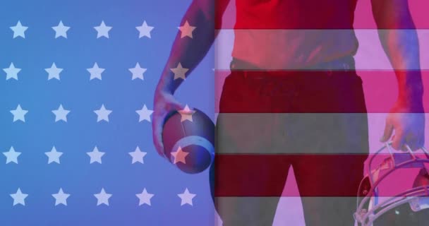 Animation Eines Afrikanisch Amerikanischen Fußballspielers Mit Ball Und Flagge Amerikanischer — Stockvideo
