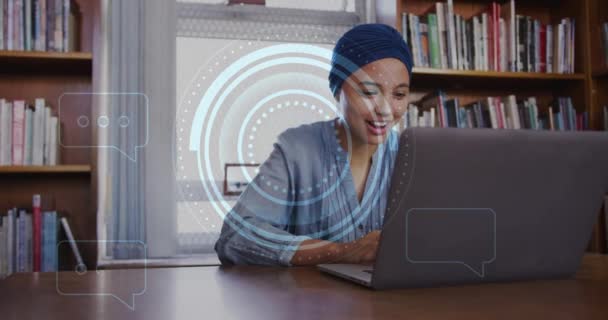 Animáció Szöveg Adatok Felett Biracial Női Diák Hidzsáb Laptoppal Globális — Stock videók