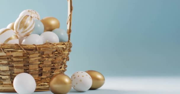 Mavi Arka Planda Sepetteki Beyaz Altın Paskalya Yumurtalarının Üzerinde Mutlu — Stok video