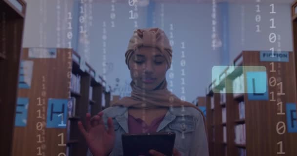 Animation Του Κείμενο Και Δεδομένα Πάνω Biracial Φοιτήτρια Hijab Δισκίο — Αρχείο Βίντεο
