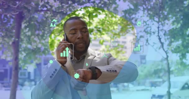 스마트 아프리카계 미국인 남자를 아이콘 데이터 처리의 애니메이션 글로벌 컴퓨팅 — 비디오