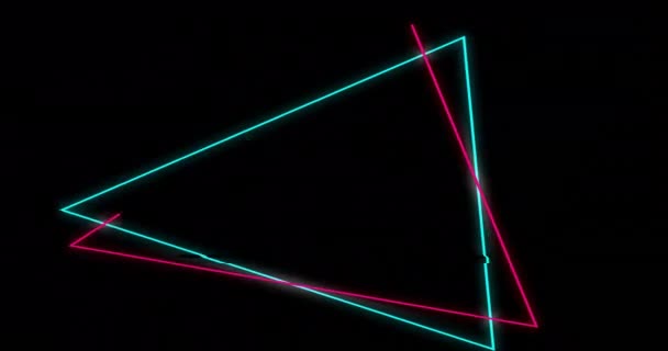 青とピンクのネオンライトビームを黒い背景に線の三角形の上に刺すアニメーション データ デジタルインターフェース デジタル生成されたビデオ — ストック動画