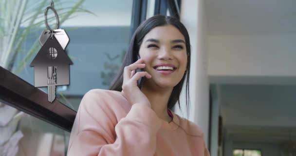 하우스 애니메이션과 전화에 말하는 행복한 여자를 Fob 소유권 라이프 스타일 — 비디오
