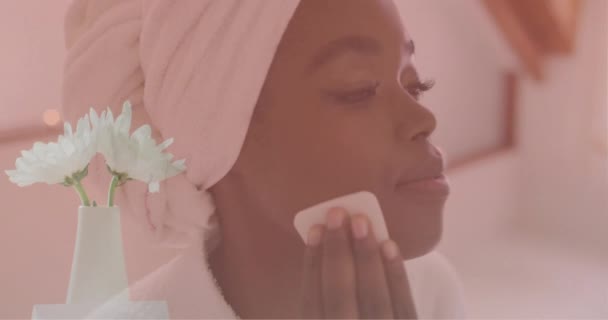 Animacja Białych Kwiatów Wazonie Nad Szczęśliwą Afroamerykanką Oczyszczającą Twarz Łazience — Wideo stockowe