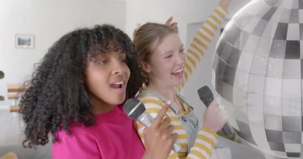 Evde Karaoke Söyleyen Mikrofonlu Genç Kızların Üzerinde Ayna Kürenin Animasyonu — Stok video