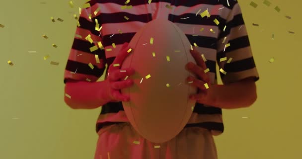 Animação Confetes Caindo Sobre Jogador Rugby Feminino Caucasiano Segurando Bola — Vídeo de Stock