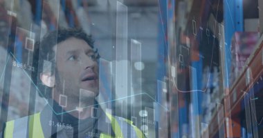 Depoda çalışan adamın istatistik ve mali veri işleme görüntüsü. küresel gönderim ve bağlantılar konsepti dijital olarak oluşturulmuş görüntü.