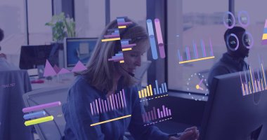 Çeşitli iş adamları üzerinde finansal veri işleme görüntüsü. Küresel iş, finans, hesaplama ve veri işleme kavramı dijital olarak oluşturulmuş görüntü.