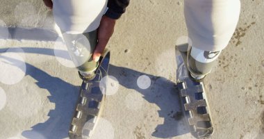 Özürlü, yapay bacaklı, Afrikalı Amerikalı bir kadının üzerindeki ışık lekeleri.. 