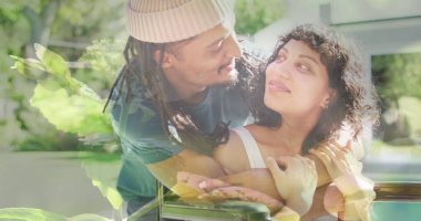 Tekerlekli sandalyede oturan çift ırklı erkek ve engelli kadının üzerindeki çimen görüntüsü. Engelli insanların uluslararası gününde dijital olarak oluşturulan imaj.