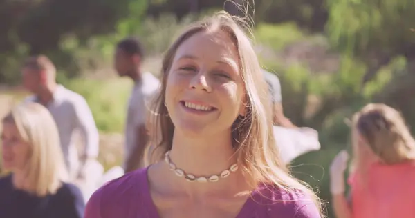 Joven Mujer Caucásica Sonríe Brillantemente Aire Libre Con Espacio Para —  Fotos de Stock