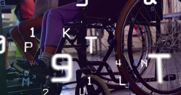 Obraz Przetwarzania Danych Nad Niepełnosprawną Afrykańską Uczennicą Siedzącą Wózku Inwalidzkim — Zdjęcie stockowe