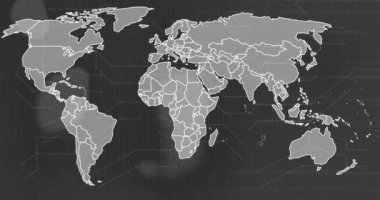 Siyah arka plandaki şekiller üzerinde dünya haritasının animasyonu. Küresel teknoloji, bilgisayar ve dijital arayüz kavramı dijital olarak oluşturulmuş video.