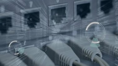 Bilgisayar sunucusu üzerinden 5G metin ve veri işleme animasyonu. Küresel siber güvenlik, bağlantılar, bulut hesaplama ve veri işleme kavramı dijital olarak oluşturulmuş video.
