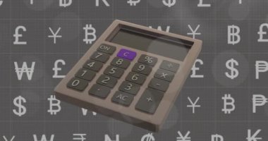 Gri arkaplanda para birimi sembolleri ve hesap makinesi animasyonu. Küresel finans, iş, bağlantılar, hesaplama ve veri işleme kavramı dijital olarak oluşturulmuş video.