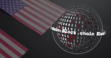 İkili kodlama animasyonu, siyah arkaplan üzerinde ABD bayrağı olan zincir metin ve küre. Küresel finans, iş, bağlantılar, hesaplama ve veri işleme kavramı dijital olarak oluşturulmuş video.