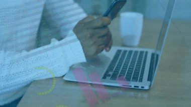 Akıllı telefon kullanan iki ırklı iş adamının finansal veri işleme animasyonu. Küresel finans, iş, bağlantılar, hesaplama ve veri işleme kavramı dijital olarak oluşturulmuş video.