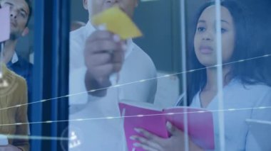 Muhtelif meslektaşların ofiste beyin fırtınası yaparak bağlantı ağının animasyonu. Küresel iş, finans, bağlantılar ve dijital arayüz konsepti dijital olarak oluşturulmuş video. 