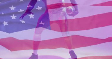 Afro-Amerikan Amerikan futbolcusu ve Amerikan bayrağının animasyonu. Amerikan vatanseverliği, spor ve rekabet konsepti dijital olarak oluşturulmuş video.