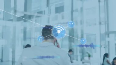 Akıllı telefon kullanan Kafkasyalı işadamı üzerindeki simgelerle bağlantı ağının animasyonu. Küresel iş, bağlantılar, hesaplama ve veri işleme kavramı dijital olarak oluşturulmuş video.