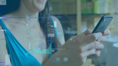 Akıllı telefon kullanan beyaz bir kadın için finansal veri işleme animasyonu. Küresel finans, iş, bağlantılar, hesaplama ve veri işleme kavramı dijital olarak oluşturulmuş video.