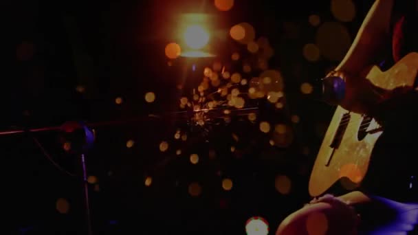 ギターを弾く女性の上に動くスポットのアニメーション エンターテインメント パーティー お祝いのコンセプトデジタル生成ビデオ — ストック動画