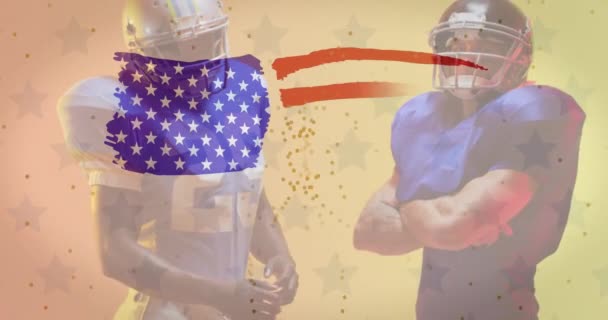 アメリカのボールと旗を持つ多様なアメリカンフットボール選手のアニメーション アメリカの愛国心 スポーツ 競技コンセプト デジタル生成ビデオ — ストック動画