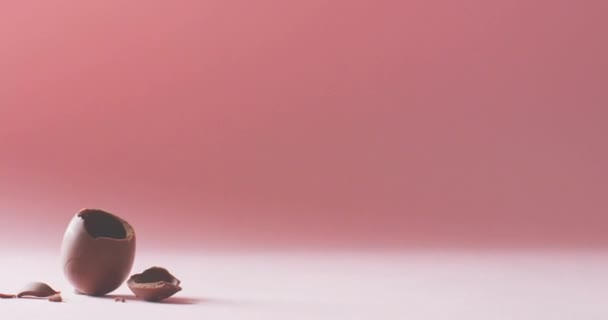 Анимация Счастливого Пасхального Текста Над Красочными Пасхальными Яйцами Розовом Фоне — стоковое видео