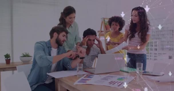 사무실에서 비즈니스 사람들에 아이콘과 연결의 네트워크의 애니메이션 글로벌 비즈니스 컴퓨팅 — 비디오