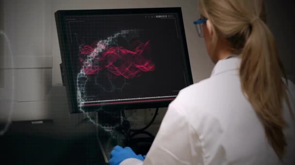 在实验室工作的高加索女科学家身上 Dna链与数字大脑的动画 全球科学 技术和数字视讯接口概念 — 图库视频影像