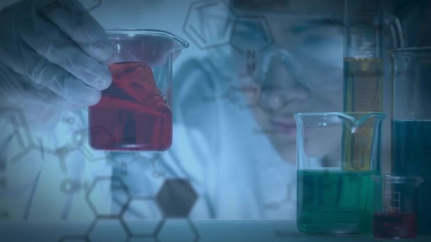 Animasi Rumus Kimia Atas Ilmuwan Perempuan Birasial Memegang Gelas Kimia — Stok Video