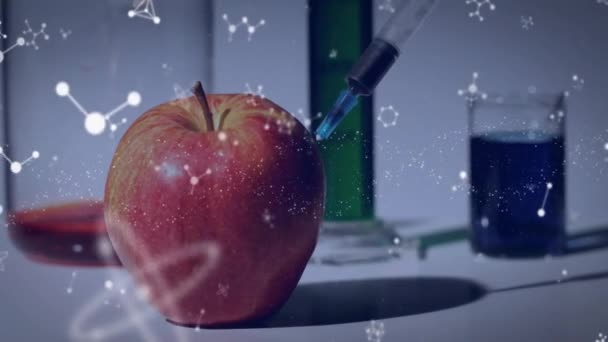 Анімація Структури Dna Елементів Над Шприцом Вводить Яблуко Лабораторію Дослідження — стокове відео