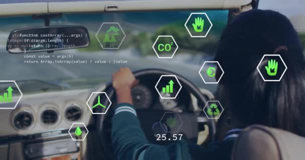 車を運転する女性の上にエコアイコンのアニメーション グローバルグリーンエネルギー コネクション コンピューティング データ処理のコンセプトをデジタル生成したビデオ — ストック動画