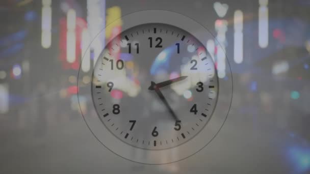 ストリートの人々に時計を動かすアニメーション グローバルビジネス タイム デジタルインターフェースのコンセプトデジタル生成ビデオ — ストック動画