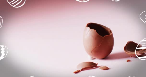 Animatie Van Vrolijke Paasteksten Met Paaseieren Gebarsten Chocolade Roze Achtergrond — Stockvideo