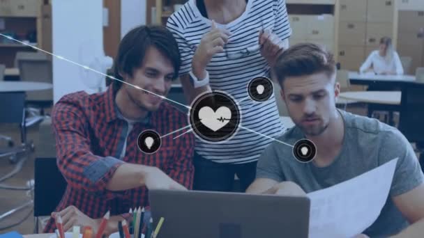 Анімація Мережі Язків Іконками Серця Над Різними Бізнесменами Офісі Глобальні — стокове відео
