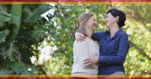 Bahçede Kucaklaşan Mutlu Beyaz Lezbiyen Çiftin Üzerinde Gökkuşağı Çizgileri Romantizm — Stok video