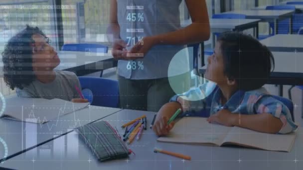 クラスにおける多様な教師や児童に対する財務データ処理のアニメーション グローバルファイナンス コンピューティング デジタルインターフェースのコンセプトがデジタル生成されたビデオ — ストック動画