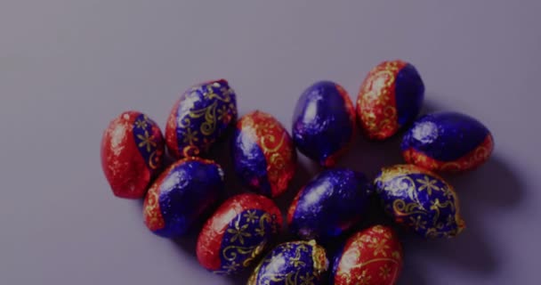 Animacja Szczęśliwego Tekstu Wielkanocnego Nad Kolorowymi Pisankami Fioletowym Tle Wielkanoc — Wideo stockowe