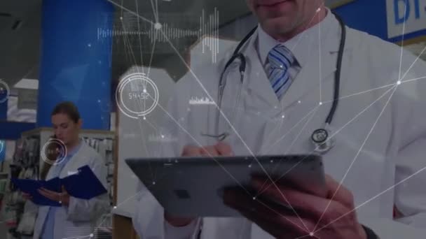 Animation Des Netzwerks Von Verbindungen Über Verschiedene Ärzte Mittels Tablet — Stockvideo