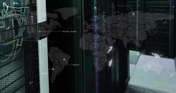 コンピュータサーバールーム上の世界地図に点滅する国のアニメーション データ デジタルインターフェース ネットワーク グローバル通信 デジタル生成されたビデオ — ストック動画