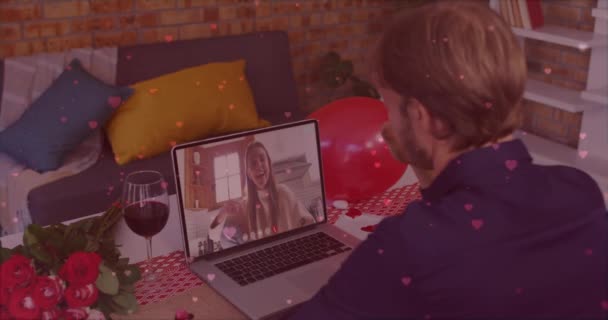 Animação Corações Caindo Sobre Homem Caucasiano Com Videochamada Com Mulher — Vídeo de Stock