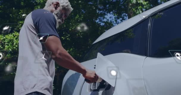 Animacja Eko Ikon Nad Dwurasowym Człowiekiem Ładującym Elektryczne Auto Globalna — Wideo stockowe