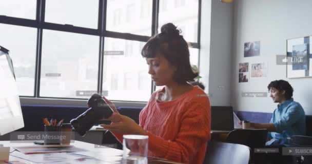 Анімація Медіа Іконок Над Діловими Людьми Які Перевіряють Камеру Офісі — стокове відео